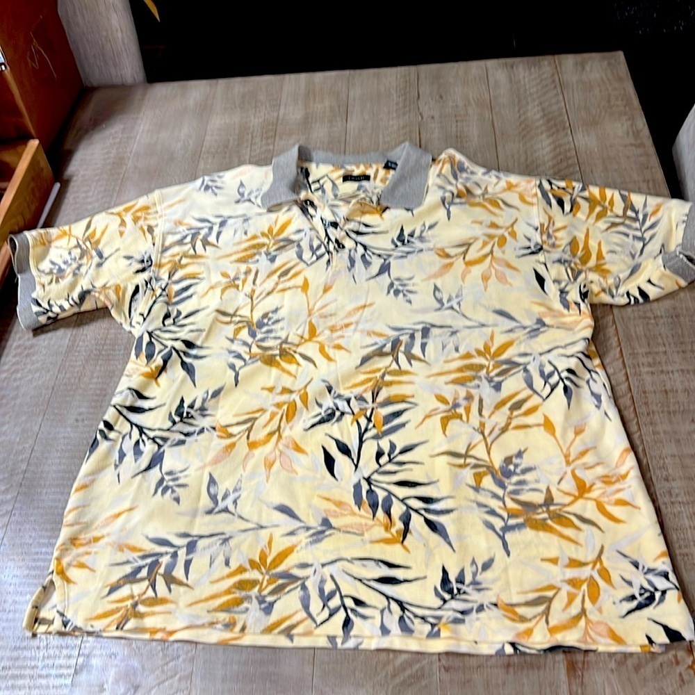 Izod men’s collared shirt tropical print EUC
